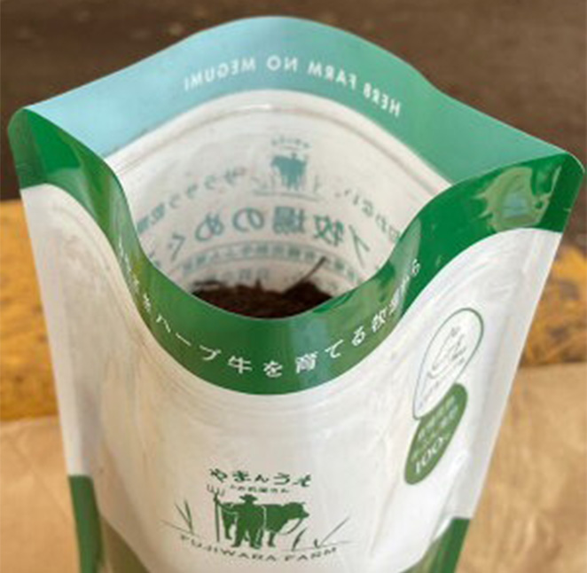 ＜藤原牧場の有機完熟牛ふん堆肥ハーブ牧場のめぐみ＞翌月末迄に順次出荷 2L（約700g）×6袋 計12L 家庭菜園 プランター菜園 有機完熟発酵堆肥 堆肥