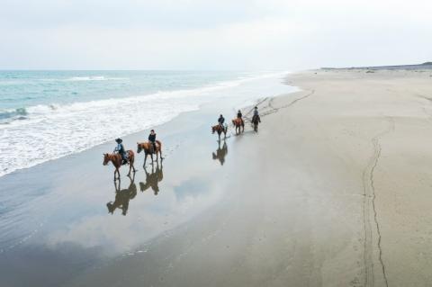 一棟貸切宿「茶心」1泊2日ペア宿泊券+潮風感じる乗馬体験