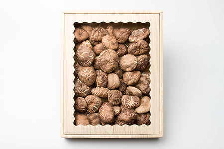 【厳選】椎葉産 干し椎茸 170g 【生産者大会4年連続優勝】［送料無料 宮崎県産 国産 原木椎茸 原木 椎茸 シイタケ しいたけ 乾しいたけ 干し椎茸 原木栽培 産地直送 乾物 きのこ グアニル酸 ビタミンD おすすめ 栄養 美容 食物繊維 煮物 みそ汁 汁もの ダシ 出汁 お鍋 鍋 特産品 ご当地 お取り寄せ 大容量 調味料 ギフト 贈物 プレゼント お中元 お歳暮 化粧箱入］【JA-21】