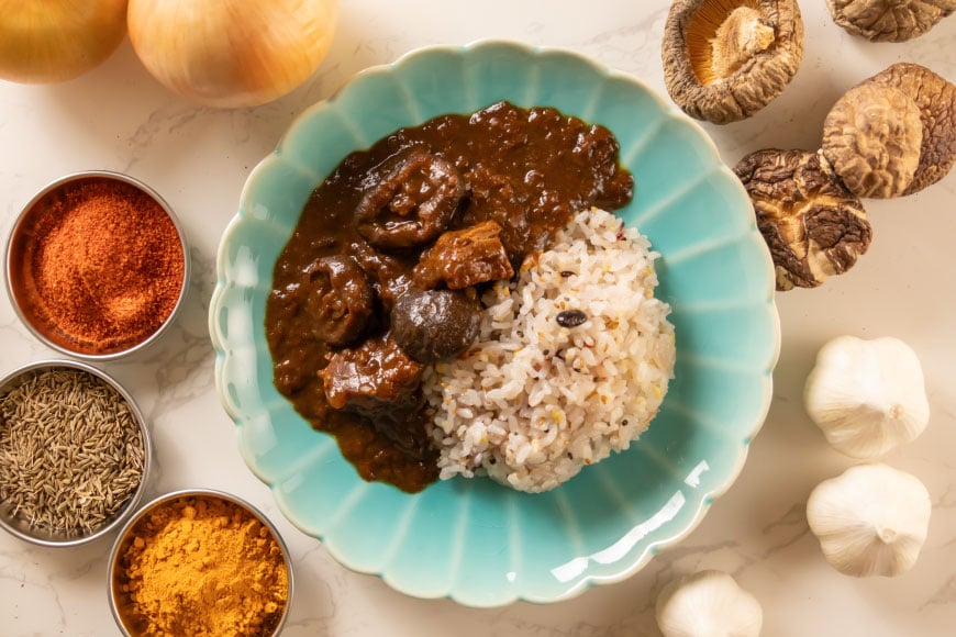 カレー レトルト 山師のおひさま なばカレー 宮崎牛 原木椎茸 使用 180g [HUTTE 宮崎県 美郷町 31ao0025] 常温保存 カレー 欧風カレー 常備食 保存食 防災 備蓄 非常食 防災食 簡単調理