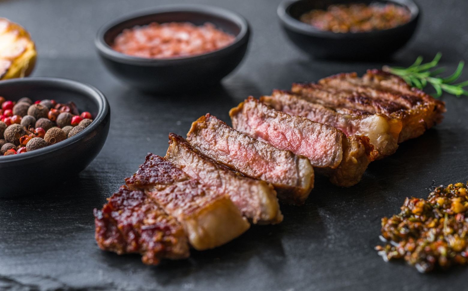 宮崎県産黒毛和牛A4等級以上 高千穂牛ロースブロック 1kg|  牛肉 肉 お肉 精肉 国産 高千穂牛 黒毛和牛 和牛 ブランド牛 国産牛 A4 ブロック肉 ロース ブロック 料理 アレンジ ステーキ サイコロステーキ 贈り物 ギフト 贈答 グルメ |_Tk002-059