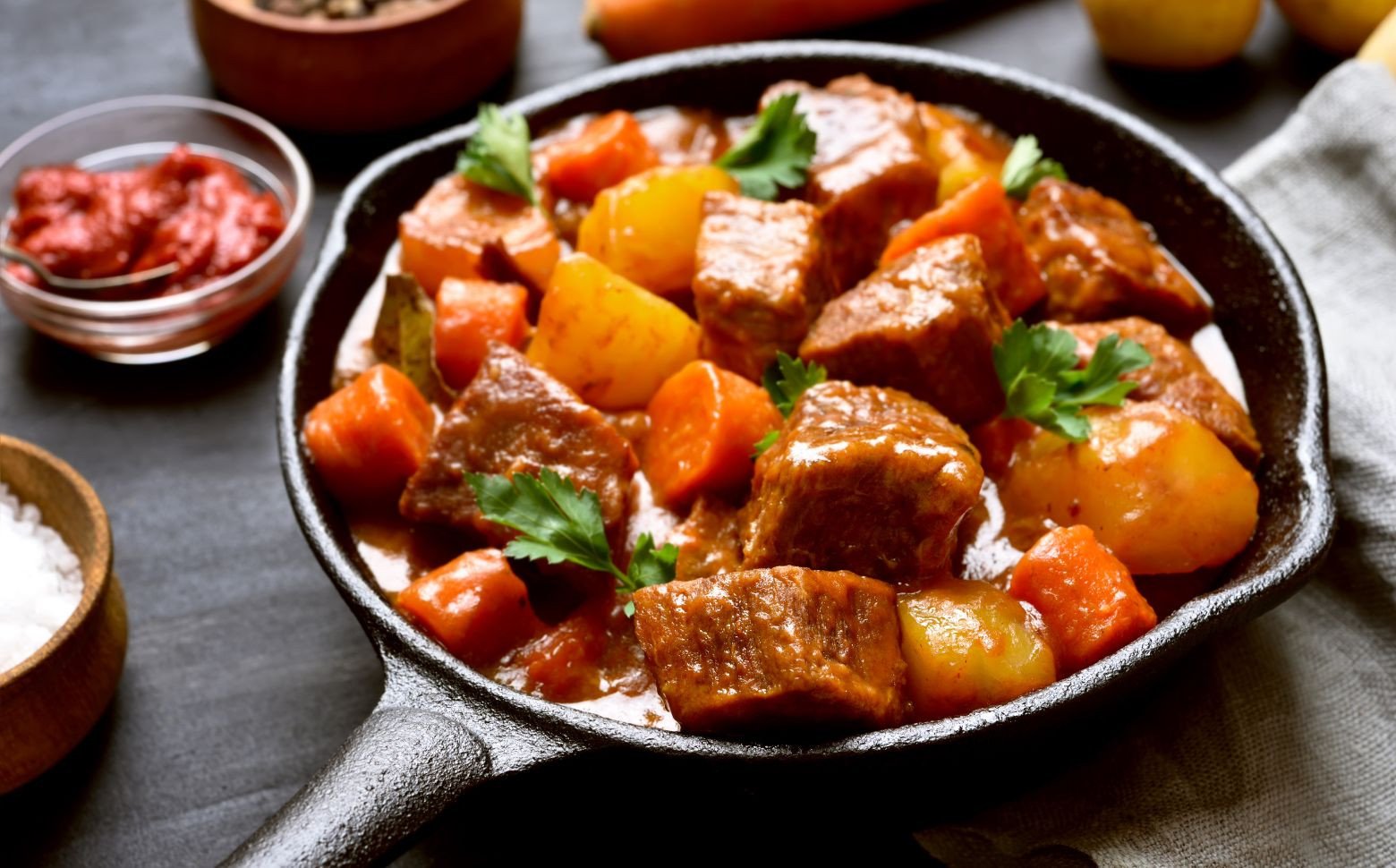 【3ヶ月定期便】 高千穂牛 すね肉 400g×2パック×3回 和牛| 牛肉 肉 お肉 精肉 定期便 定期 国産牛 ブランド牛 黒毛和牛 すね 牛すね肉 A4等級以上 宮崎県産 国産 贈答 贈り物 煮込み料理 シチュー カレー 普段使い 簡単調理 |_Tk002-t076