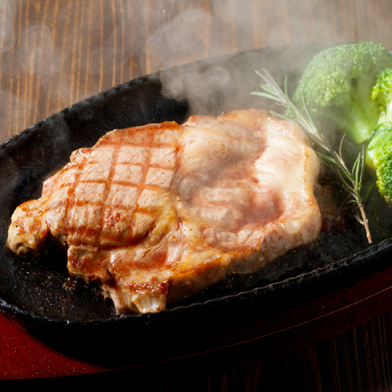 1501-1 鹿児島産黒豚 肩ロースブロック肉 1kg お好きなサイズにカットして 焼肉・BBQ・チャーシューに！　KN021-038