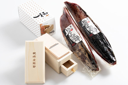 【枕崎産鰹節】「マルチョウの新さつま節 2本」と「ミニ鰹節削り器」セットA8-18【配送不可地域：離島】