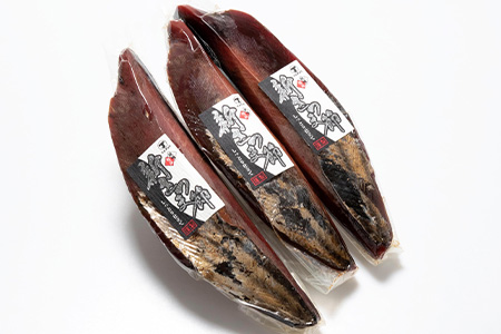 【枕崎産鰹節】マルチョウの新さつま節 3本(女節のみ)【240g以上/1本あたり】A6-37【配送不可地域：離島】