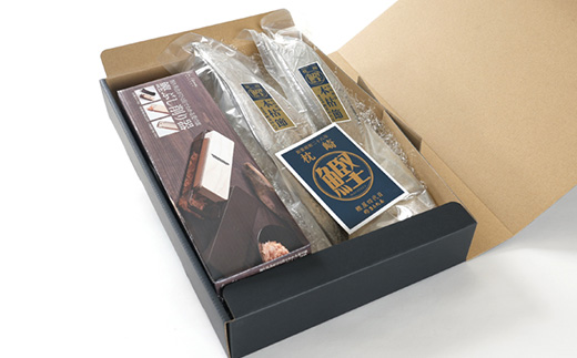 鹿児島県枕崎産 高品位の鰹節【本枯節】2本＆鰹節削り器 セット B3-14【配送不可地域：離島】