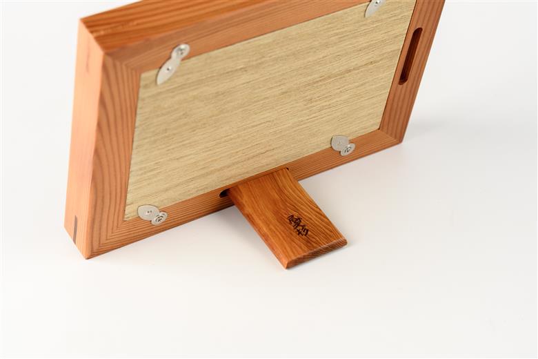 【屋久杉で創った】 写真立て(L判) (高橋工芸/016-1998) 工芸品 写真立て L判 写真 雑貨 屋久杉 杉 木 木工 木材 インテリア 装飾 家 リビング オリジナル 一点もの 手づくり てづくり 手作り 木目 手作業 職人 工芸 鹿児島 自然遺産 シック シンプル おしゃれ 小物