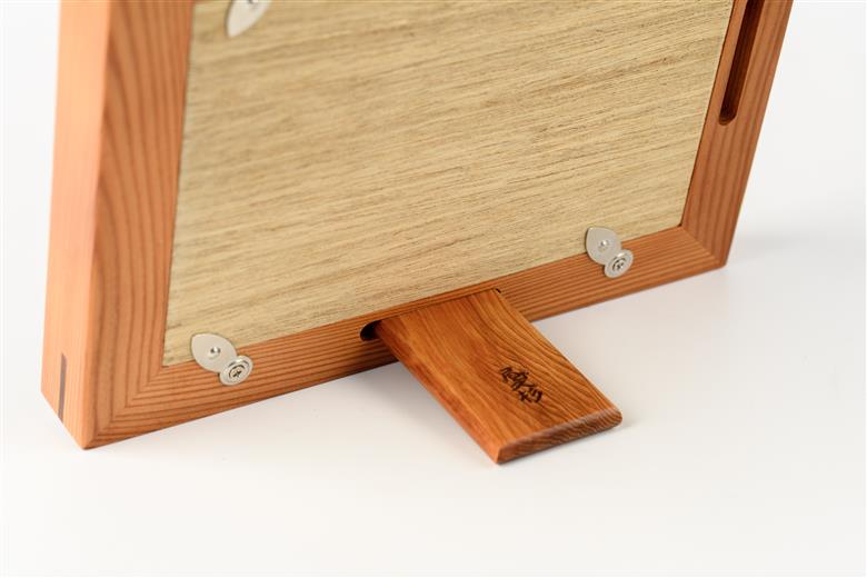 【屋久杉で創った】 写真立て(2L判) (高橋工芸/020-1999) 工芸品 写真立て 2L判 写真 雑貨 屋久杉 杉 木 木工 木材 インテリア 装飾 家 リビング オリジナル 一点もの 手づくり てづくり 手作り 木目 手作業 職人 工芸 鹿児島 自然遺産 シック シンプル おしゃれ 小物