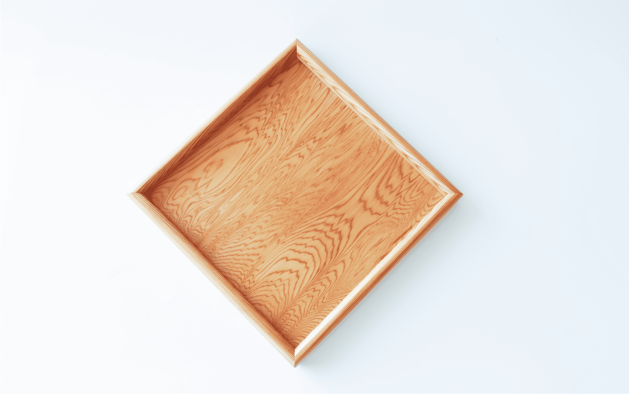 【屋久杉で創った】お盆トレー(正方形)(高橋工芸/022-1872) 工芸品 おぼん トレー おしゃれ シンプル シック 小物 キッチン 食卓 屋久杉 杉 木 木工 木材 インテリア 装飾 家 リビング オリジナル 一点もの 手づくり てづくり 手作り 木目 手作業 職人 工芸 鹿児島 自然遺産