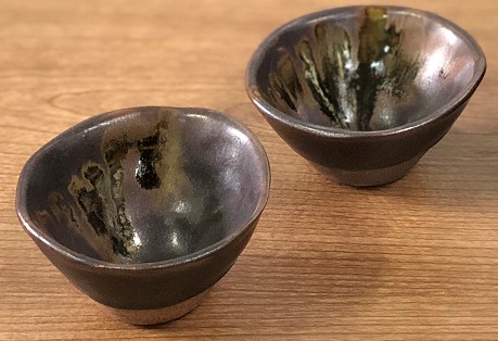 【指宿長太郎焼】黒薩摩の徳利(とっくり)と盃(2個)セット(長太郎焼/022-1096) 黒薩摩焼 工芸品 工芸 手作り 陶芸品 焼物 陶器 陶磁器 セット ぐい呑 土瓶 黒千代香 酒器 食器