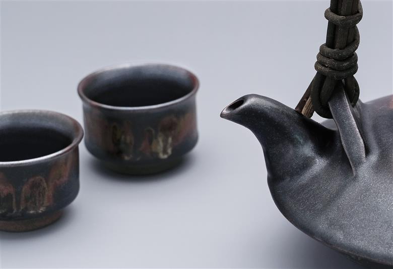 黒千代香(2合×1個)・ぐい呑み(2個)セット(長太郎焼/055-1251) 黒薩摩焼 工芸品 工芸 手作り 陶芸品 焼物 陶器 陶磁器 セット ぐい呑 土瓶 黒千代香 酒器 食器