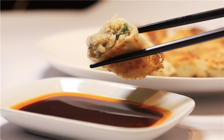 【鹿児島ラーメン王2017・2019王者】TAKETORAの黒豚餃子 18個入×3P(TAKETORA/IB104-002) 餃子 ぎょうざ ギョーザ ぎょーざ ラーメン ラーメン王 鹿児島 黒豚 黒豚餃子 オリジナル 国産 冷凍 冷凍餃子 国産豚肉 国産 簡単 お手軽 おかず おつまみ 夕飯 晩ごはん 惣菜 総菜 そうざい 弁当 業務用 特製 中華 焼き餃子 ラーメン屋 生餃子 タケトラ たけとら