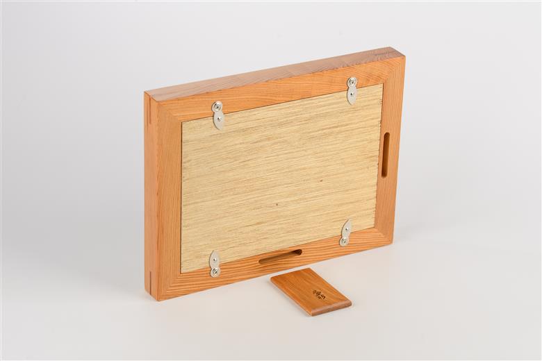 【屋久杉で創った】 写真立て(2L判) (高橋工芸/020-1999) 工芸品 写真立て 2L判 写真 雑貨 屋久杉 杉 木 木工 木材 インテリア 装飾 家 リビング オリジナル 一点もの 手づくり てづくり 手作り 木目 手作業 職人 工芸 鹿児島 自然遺産 シック シンプル おしゃれ 小物