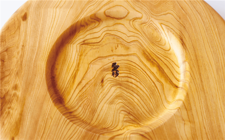 【屋久杉で創った】丸盆(直径24cm)(高橋工芸/029-1873) 工芸品 お盆 おぼん トレー キッチン 食卓 おしゃれ シンプル シック 屋久杉 杉 木 木工 木材 インテリア 装飾 家 リビング オリジナル 一点もの 手づくり てづくり 手作り 木目 手作業 職人 工芸 鹿児島 自然遺産