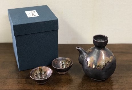 【指宿長太郎焼】黒薩摩の徳利(とっくり)と盃(2個)セット(長太郎焼/022-1096) 黒薩摩焼 工芸品 工芸 手作り 陶芸品 焼物 陶器 陶磁器 セット ぐい呑 土瓶 黒千代香 酒器 食器