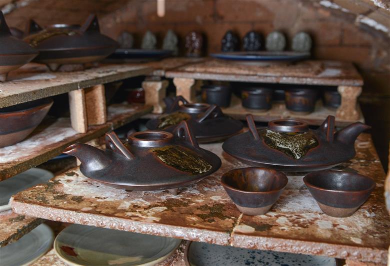 黒千代香1.5合×1個と盃2個のセット(長太郎焼/033-1252) 黒薩摩焼 工芸品 工芸 手作り 陶芸品 焼物 陶器 陶磁器 セット ぐい呑 土瓶 黒千代香 酒器 食器