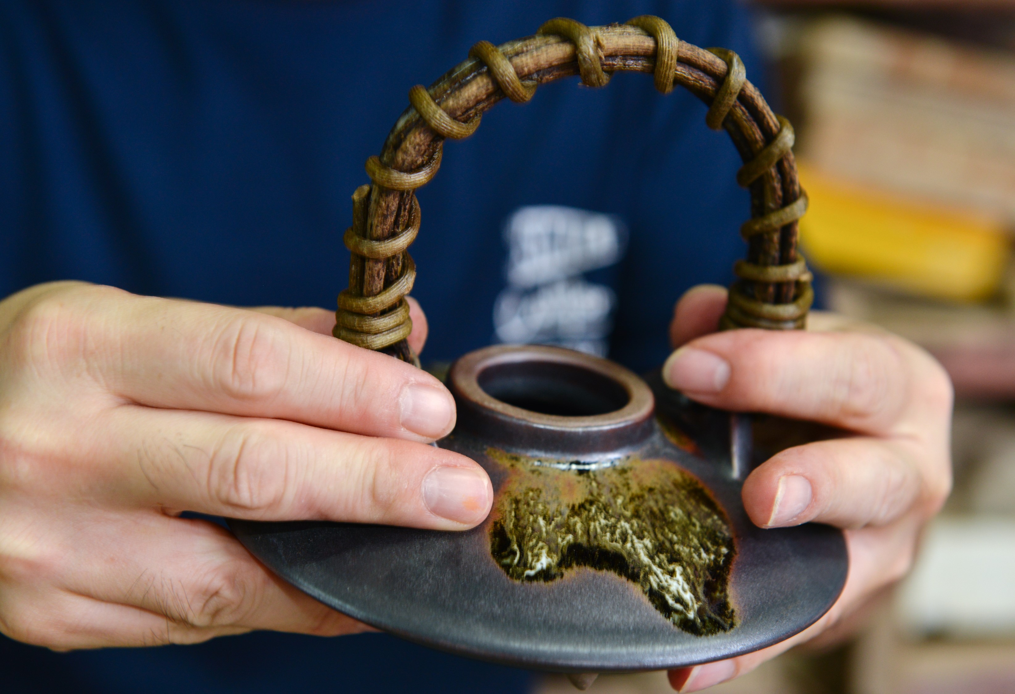 黒千代香(2合×1個)・ぐい呑み(2個)セット(長太郎焼/055-1251) 黒薩摩焼 工芸品 工芸 手作り 陶芸品 焼物 陶器 陶磁器 セット ぐい呑 土瓶 黒千代香 酒器 食器