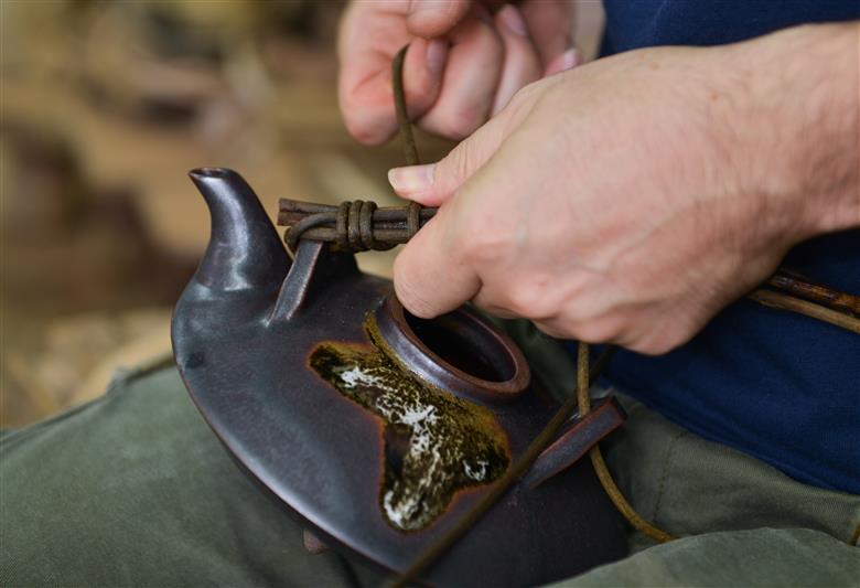 黒千代香1.5合×1個と盃2個のセット(長太郎焼/033-1252) 黒薩摩焼 工芸品 工芸 手作り 陶芸品 焼物 陶器 陶磁器 セット ぐい呑 土瓶 黒千代香 酒器 食器