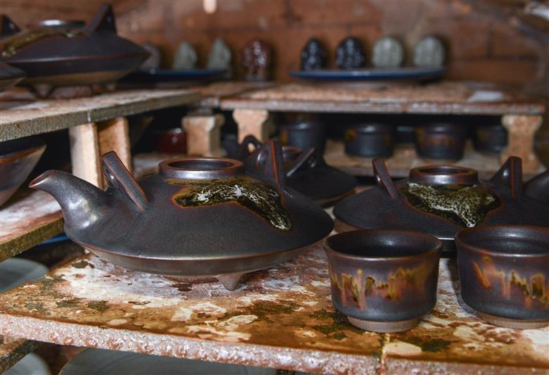 黒千代香(2合×1個)・ぐい呑み(2個)セット(長太郎焼/055-1251) 黒薩摩焼 工芸品 工芸 手作り 陶芸品 焼物 陶器 陶磁器 セット ぐい呑 土瓶 黒千代香 酒器 食器