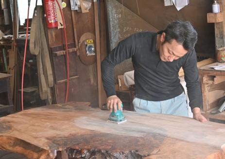 【屋久杉で創った】階段たんす(高橋工芸/440-1053)