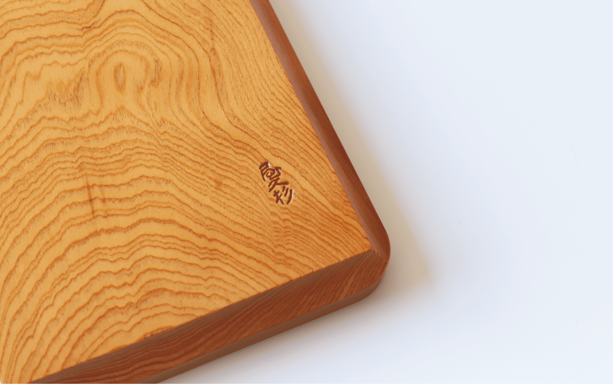 【屋久杉で創った】ペン皿(高橋工芸/015-1875) 工芸品 ペン立て ペン ぺんたて 小物入れ トレー 文房具 屋久杉 杉 木 木工 木材 インテリア 装飾 家 机 整理 収納 オリジナル 一点もの 手づくり てづくり 手作り 木目 手作業 職人 工芸 鹿児島 自然遺産