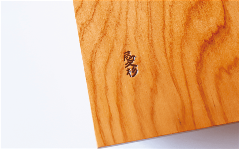 【屋久杉で創った】ティッシュボックス(高橋工芸/029-1871) 工芸品 ティッシュ ティッシュ箱 ティッシュカバー 屋久杉 杉 木 木工 木材 インテリア 装飾 家 リビング オリジナル 一点もの 手づくり てづくり 手作り 木目 手作業 職人 工芸 鹿児島  自然遺産 シック シンプル おしゃれ 小物