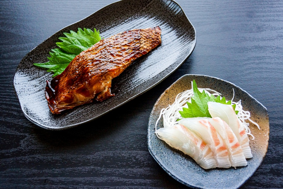 B2-7703／ 康秀の千年鯛 フィレ 皮つき 1枚（約300g）