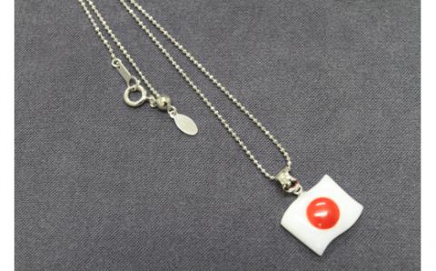 【数量限定】珊瑚日の丸ペンダント (赤珊瑚、白珊瑚:約13×16.5mm) 珊瑚 サンゴ アクセサリー ペンダント ネックレス wb7-005