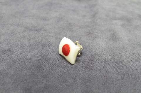 【数量限定】珊瑚日の丸ピンタックブローチ (赤珊瑚、白珊瑚:約13×17mm) 珊瑚 サンゴ アクセサリー ブローチ wb7-002