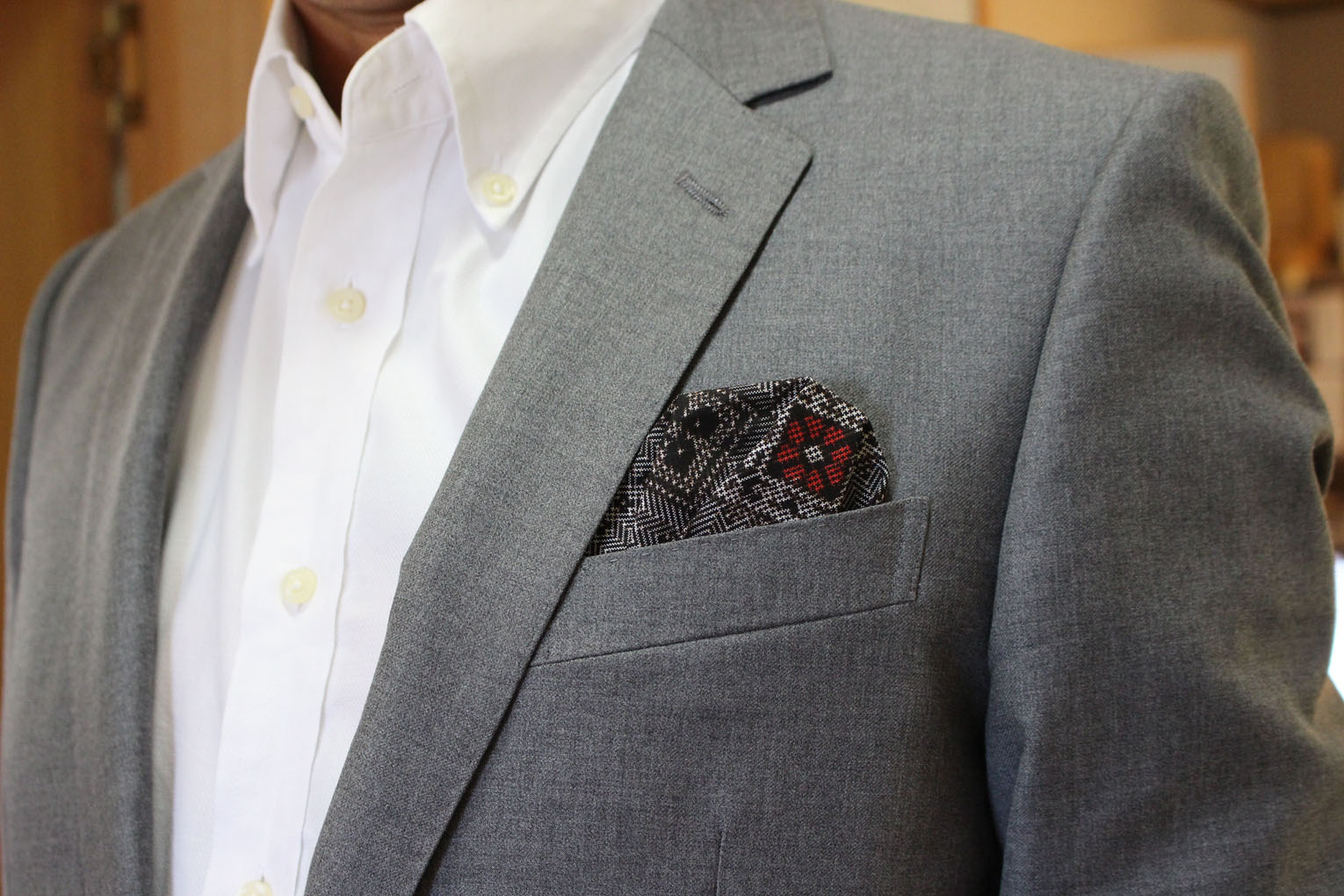 【ギフト用】本場大島紬ポケットチーフ 龍郷柄2（赤）パッフドタイプ　A018-002-02