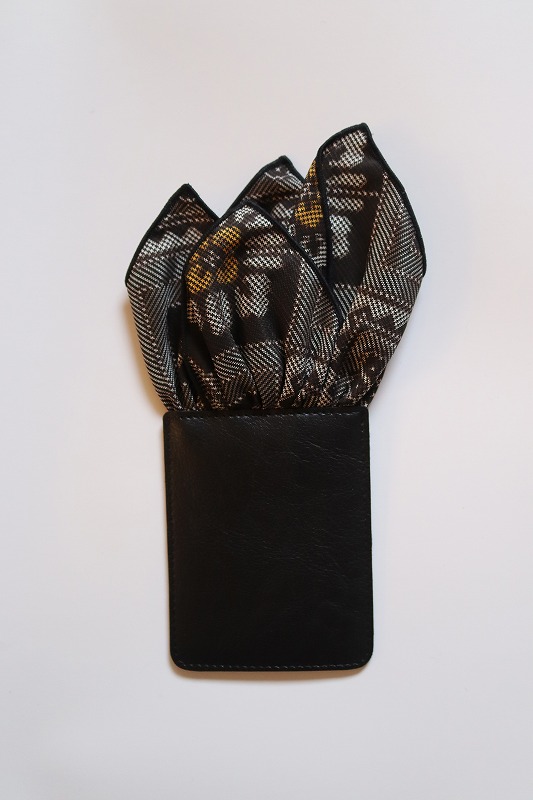 【ギフト用】本場大島紬ポケットチーフ 龍郷柄（黄）クラッシュタイプ（かがり糸ブラック）　A018-004-01