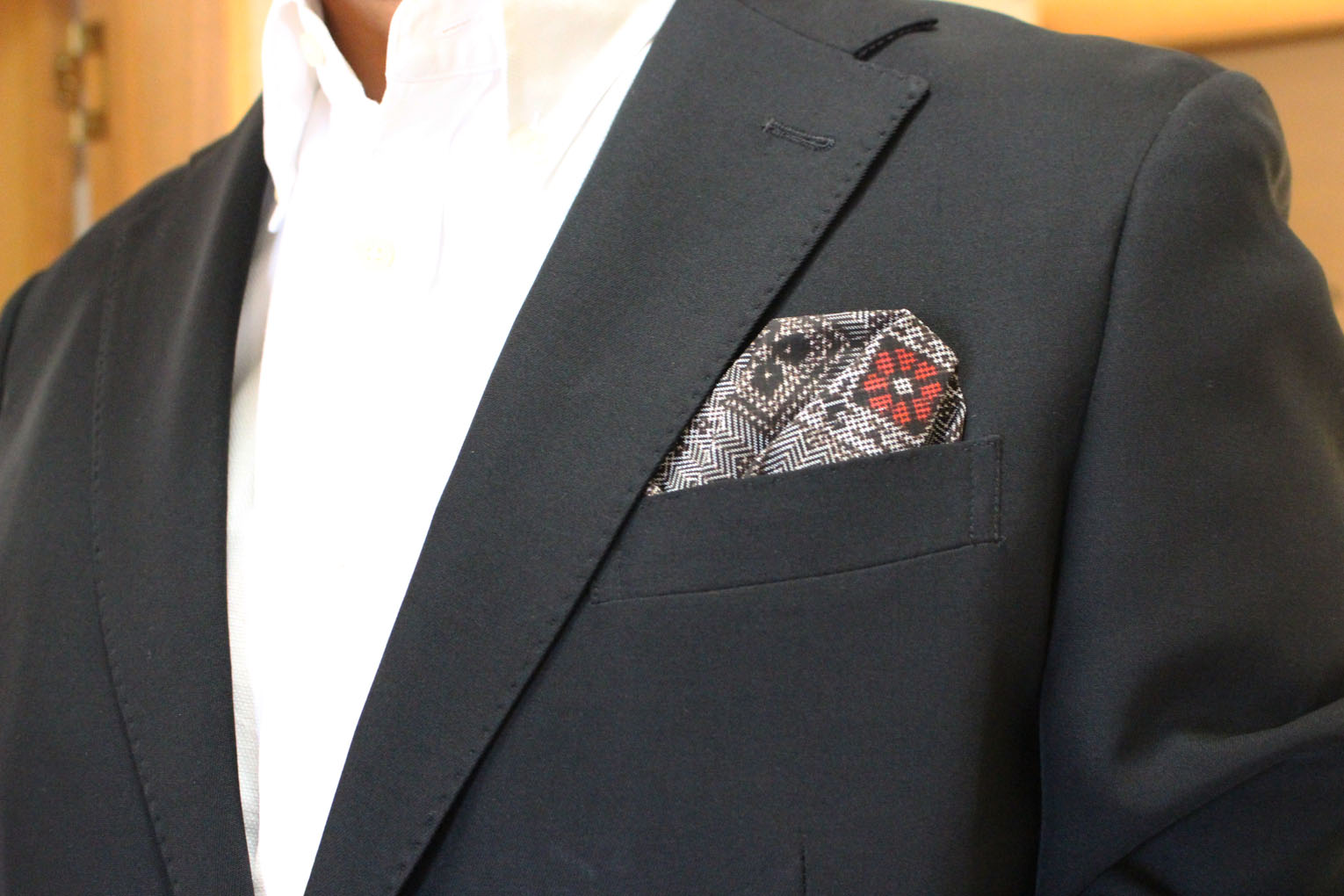 【ギフト用】本場大島紬ポケットチーフ 龍郷柄2（赤）パッフドタイプ　A018-002-02