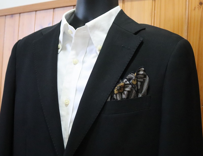 【ギフト用】本場大島紬ポケットチーフ 龍郷柄（黄）クラッシュタイプ（かがり糸ブラック）　A018-004-01