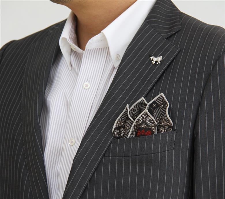 【ギフト用】本場大島紬ポケットチーフ 龍郷柄（赤）クラッシュタイプ（かがり糸ベージュ）　A018-001-01