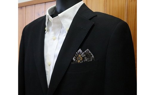 【ギフト用】本場奄美大島紬ポケットチーフ 龍郷柄（黄）ツーピークスタイプ　A018-005