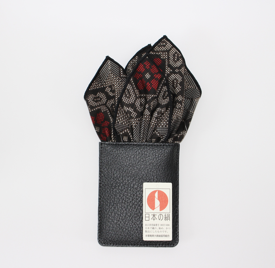 【ギフト用】本場大島紬ポケットチーフ 龍郷柄（赤）クラッシュタイプ（かがり糸ブラック）　A018-001-02