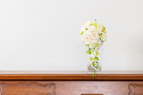 ホワイトとグリーンのキャスケードブーケ（ブートニアにも使える小花付き）