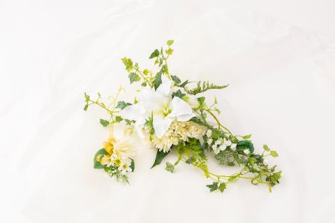 カサブランカとグリーンのキャスケードブーケ（ブートニアにも使える小花付き）