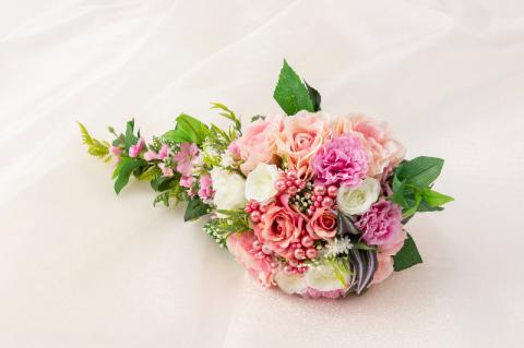 ピンクとグリーンのキャスケードブーケ