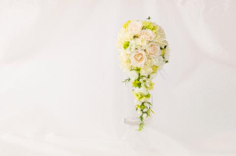 ホワイトとグリーンのキャスケードブーケ（ブートニアにも使える小花付き）