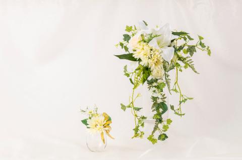 カサブランカとグリーンのキャスケードブーケ（ブートニアにも使える小花付き）