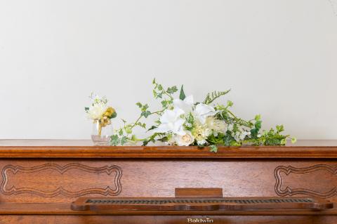 カサブランカとグリーンのキャスケードブーケ（ブートニアにも使える小花付き）