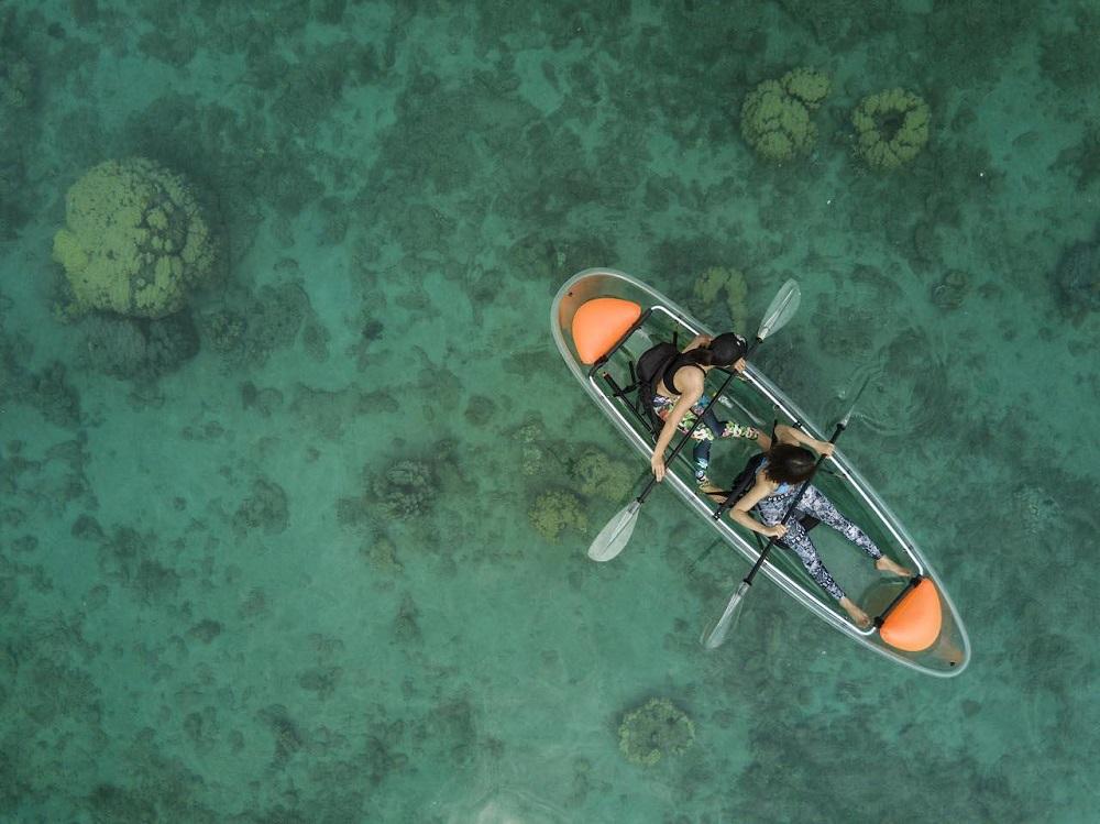 のんびり水面観光！クリアカヤックレンタル