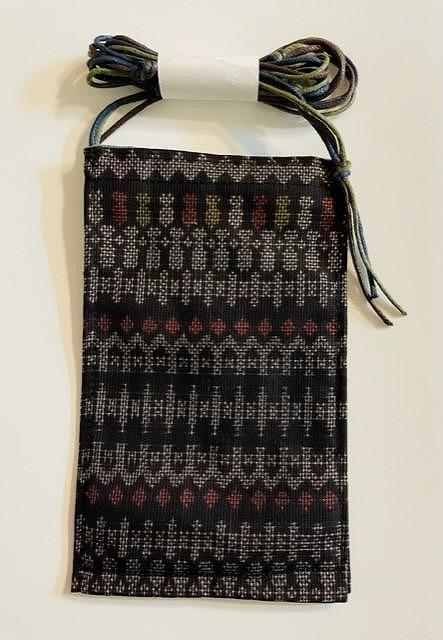 気軽に持てる「本場大島紬」のスマホポーチ登場！