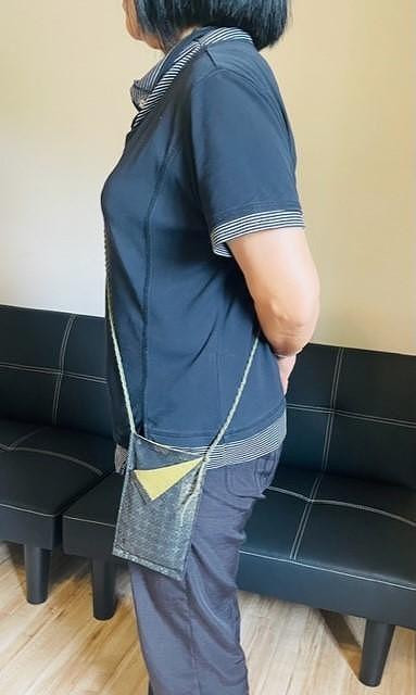 気軽に持てる「本場大島紬」のスマホポーチ登場！