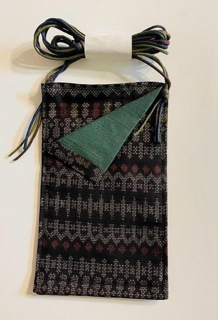 セットでかわいい「本場大島紬」のスマホポーチ（２枚セット）