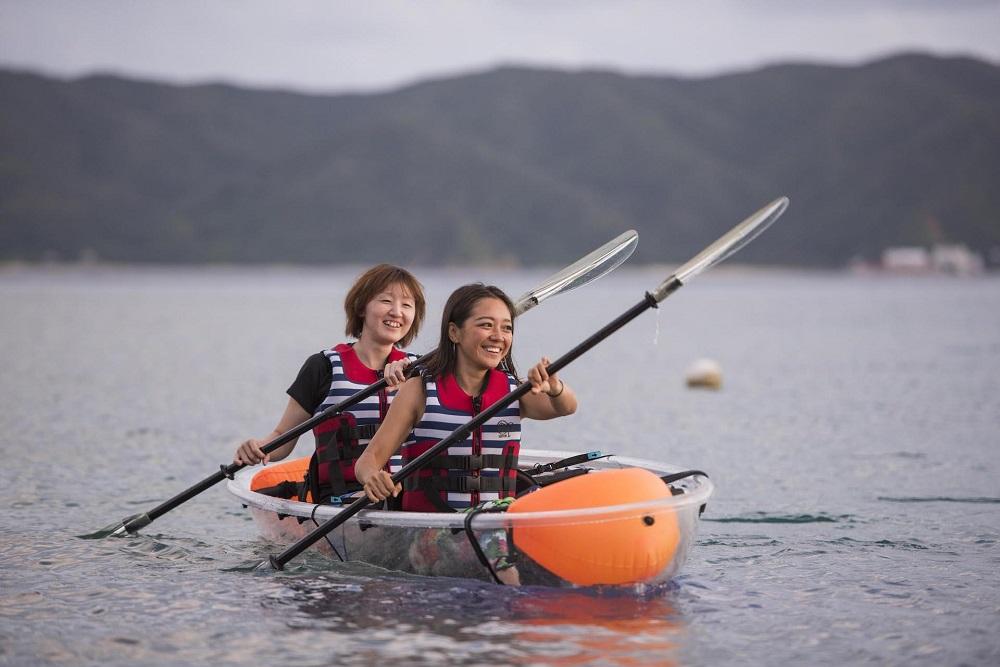 のんびり水面観光！クリアカヤックレンタル