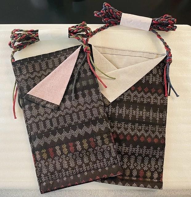 セットでかわいい「本場大島紬」のスマホポーチ（２枚セット）