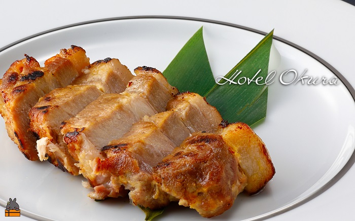 ホテルオークラエンタープライズ監修 徳之島産島豚グランドギフトA ( セット内容： 皮付きバラ肉醤油香味ソース ミミガー 西京焼き ロースハム ベーコン チャーシュー )
