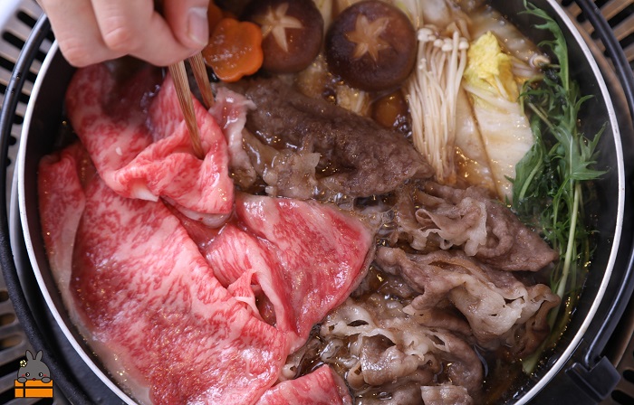 毎回約700頭から厳選された 鹿児島黒毛和牛 モモすき焼き 800g ( 厳選 プレミアム 高品質 鹿児島黒毛和牛 黒毛和牛 牛肉 スライス すき焼き 鍋 徳之島 奄美 鹿児島 ギフト お中元 お歳暮 ステーキ ご馳走 記念日 高島屋 )